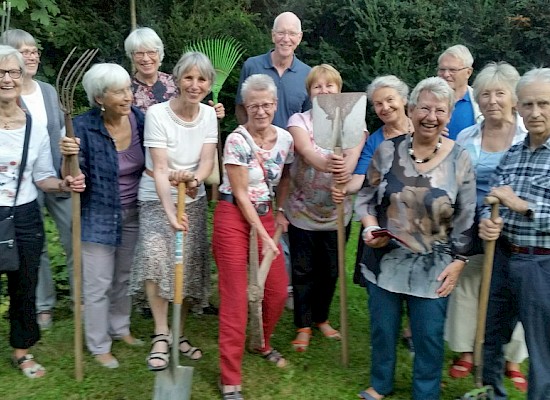 Fleißige Gartenhelfer im FKG-Schulgarten