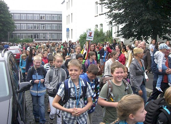 Der Zug unserer neuen 5.Klassen zum 'Kleinen Felix'